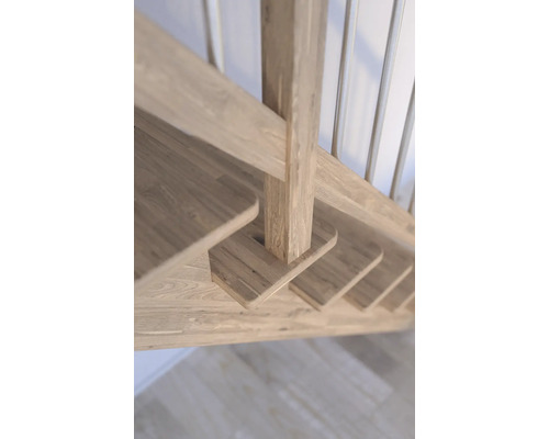 Detailní záběr dřevěného schodiště se sloupky zábradlí