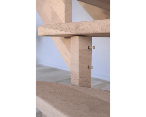 Detail dřevěného schodiště s upevněním šrouby.