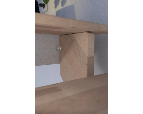 Detailní pohled na polici s dřevěnými policemi a čtvercovou dřevěnou podpěrou.