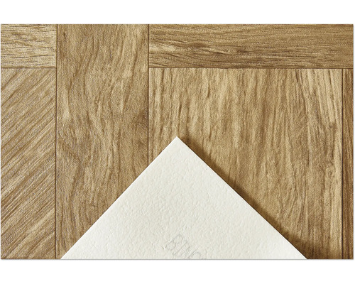 Detail vinylové podlahy s dekorem dřeva a bílým vzorkem