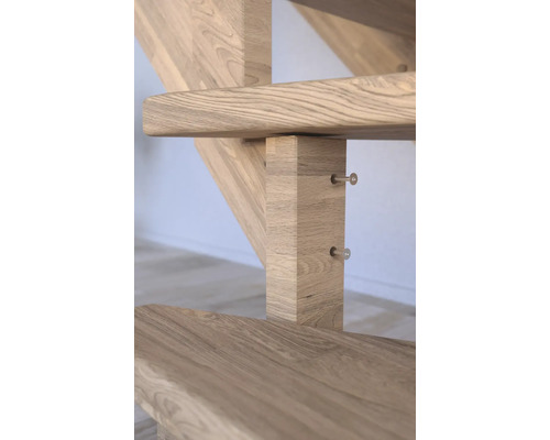 Detail dřevěného schodiště se stupni a sloupky