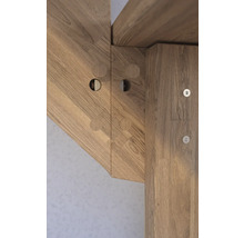 Detail dřevěné konstrukce se spojovacími prvky a šrouby