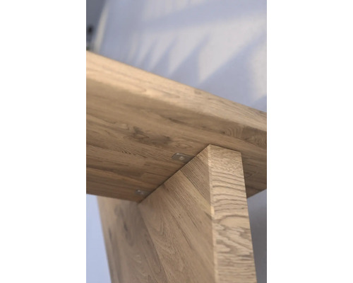 Detail dřevěné stolní desky s nohou stolu