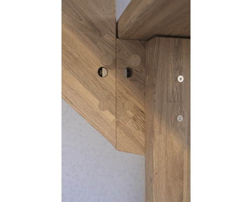 Detail dřevěné konstrukce s dřevěnými kolíky a šrouby