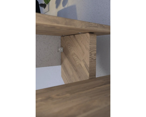 Detail dřevěného schodiště s nášlapem a podpůrnou konstrukcí.