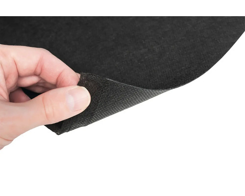 Detailní záběr na protiplevelovou textilii drženou rukou