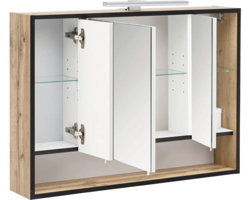 Otevřená zrcadlová skříňka se skleněnými policemi a osvětlením