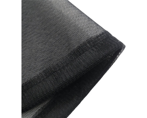 Detailní pohled na černou síť proti hmyzu