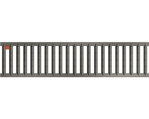 Pohled shora na kovový odvodňovací žlab s mřížkou