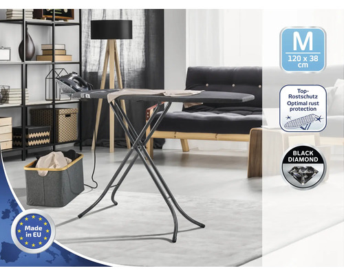 Žehlicí prkno s odkládací plochou na žehličku v obývacím pokoji, rozměry 120 x 38 centimetrů, označení Vyrobeno v EU