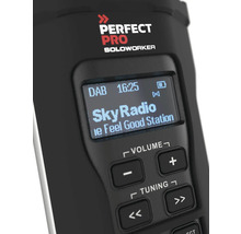 Detailní pohled na staveništní rádio Perfectpro Soloworker s displejem a ovládacími prvky