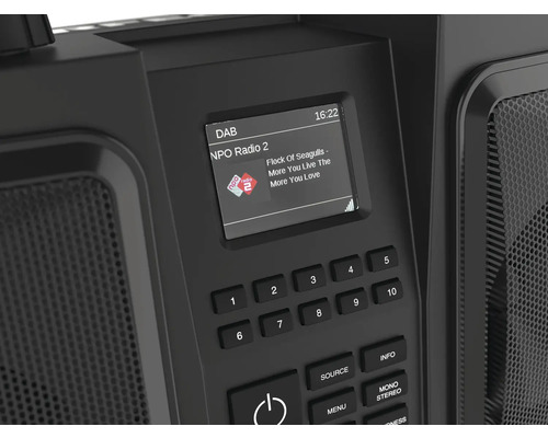 Detailní záběr rádia s funkcí DAB a displejem