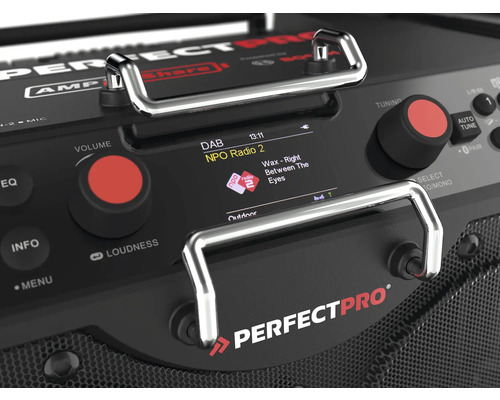 Detailní pohled na staveništní rádio Perfectpro s ovládacími prvky a displejem