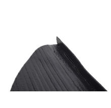 Detailní pohled na plastový obrubník trávníku