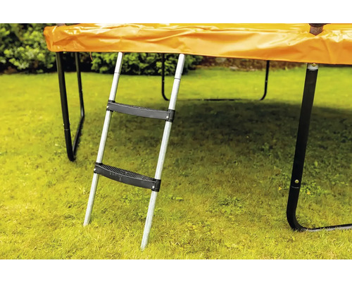 Trampolína s žebříkem na zahradě