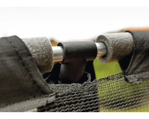 Detailní pohled na trampolínu se sítí, spojkou tyče a polstrováním