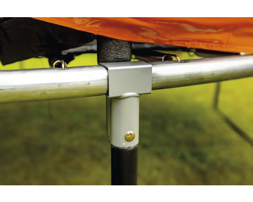 Detailní pohled na konstrukci trampolíny s kovovým rámem a spojovacím prvkem.