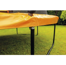 Detailní pohled na zahradní trampolínu se zaměřením na upevnění nohou.