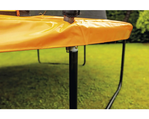Detailní pohled na zahradní trampolínu se zaměřením na upevnění nohou.