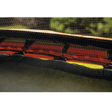 Detailní pohled na trampolínovou síť s krytem okraje