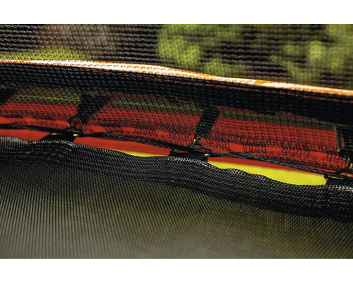 Detailní pohled na trampolínovou síť s krytem okraje