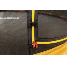 Detailní pohled na ochrannou síť trampolíny se zipem a přezkou.