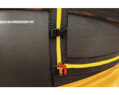 Detailní pohled na ochrannou síť trampolíny se zipem a přezkou.