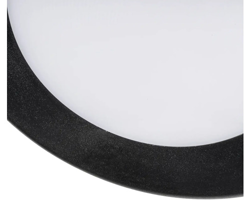 Detail kulatého LED stropního svítidla s tmavým rámem