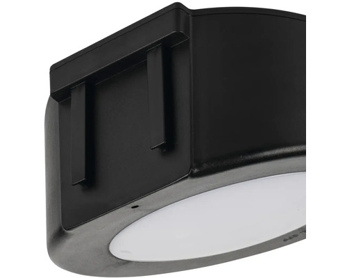 Detail kulatého černého LED stropního svítidla.