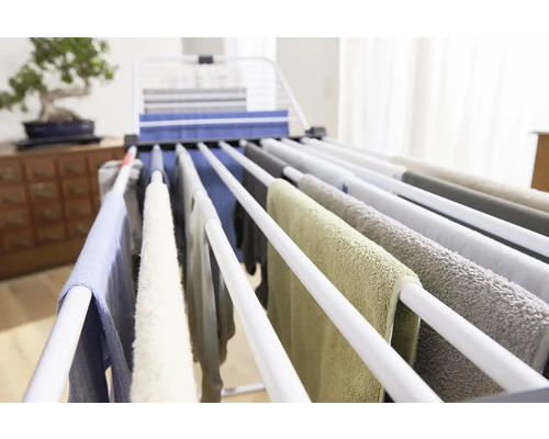 Sušák na prádlo s pověšeným prádlem