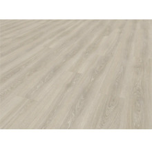 Položená laminátová podlaha s dekorem dřeva.