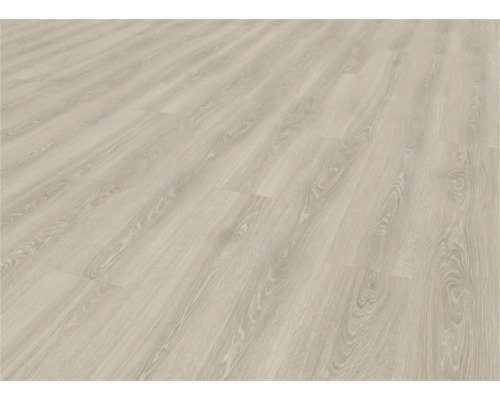 Položená laminátová podlaha s dekorem dřeva.