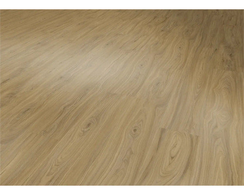 Detail laminátové podlahy s texturou dřeva.