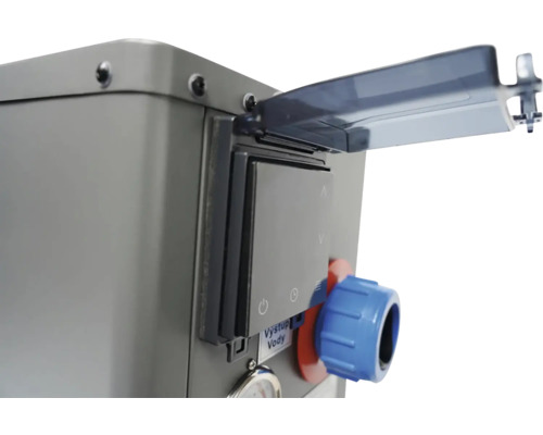 Detail tepelného čerpadla s ovládacím panelem