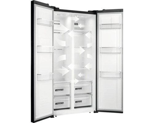 Otevřená chladnička side-by-side s policemi a zásuvkami