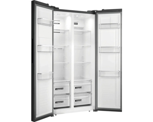 Otevřená volně stojící chladnička side-by-side s policemi a zásuvkami