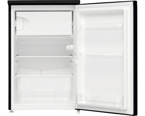 Otevřená, prázdná chladnička s policemi