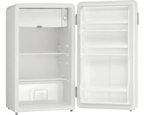 Vnitřní pohled na chladničku s otevřenými dveřmi