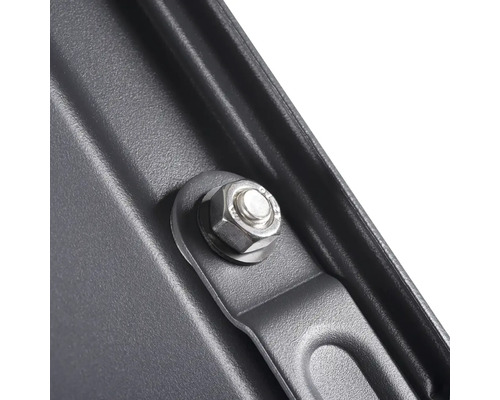 Detailní pohled na držák se šroubem
