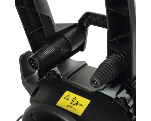 Detailní záběr tlakové myčky s varováním před rizikem úrazu elektrickým proudem