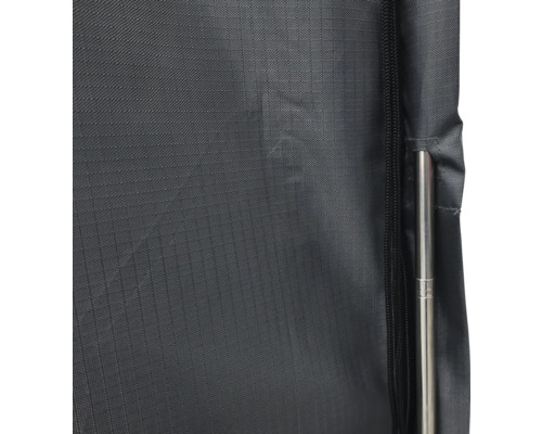 Detailní pohled na látkový potah se zipem a kovovou tyčí