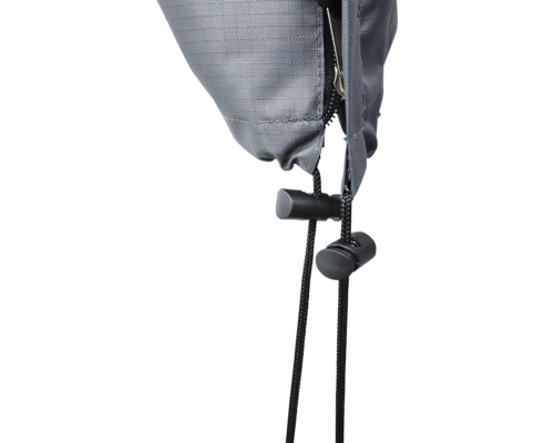 Detailní záběr plachty se zipem a stahovací šňůrkou.