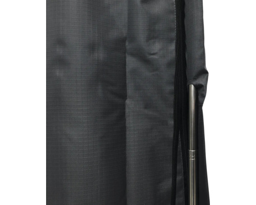 Detailní pohled na ochranný obal se zipem a kovovou tyčí