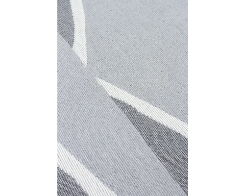 Detail koberce s geometrickým vzorem