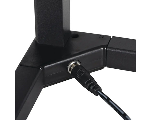 Napájecí konektor na základně svítidla