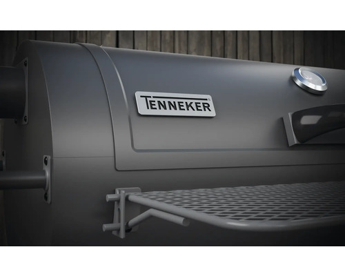 Detailní záběr grilovacího teploměru Tenneker, loga Tenneker a ohřívacího roštu