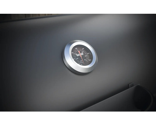 Detailní pohled na grilovací teploměr pro kontrolu teploty při grilování