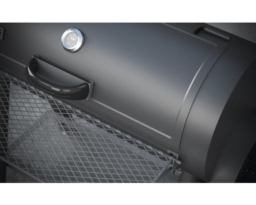 Detailní záběr grilu na dřevěné uhlí s teploměrem a grilovacím roštem