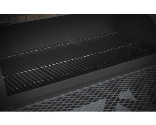 Vnitřní pohled na gril na dřevěné uhlí s grilovacím roštem