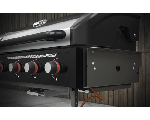 Plynový gril s více hořáky a ovládacími knoflíky